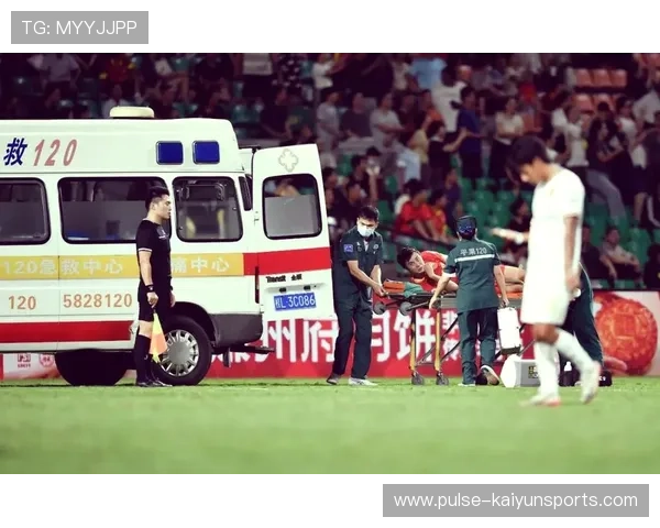 足球球星赛场伤情频发 运动员健康隐患引发广泛关注 足球球星赛场伤情频发 运动员健康隐患引发广泛关注